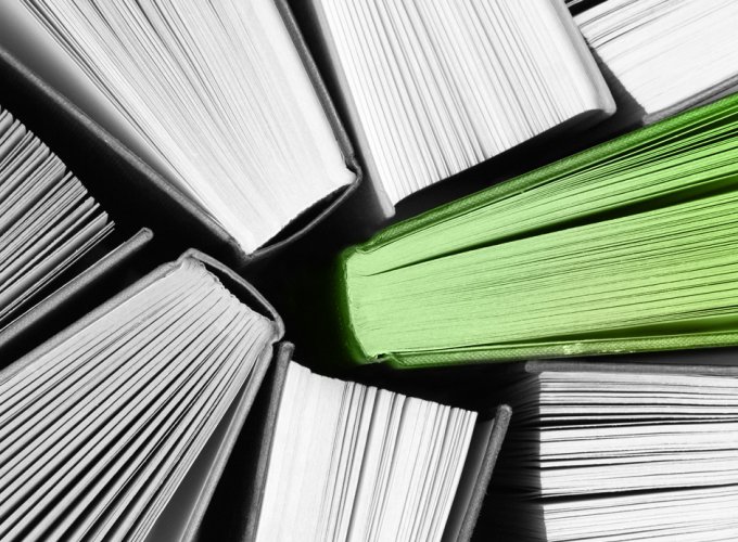 Buchtipp – Bücheransicht · Foto: © Shutterstock/Thinglass