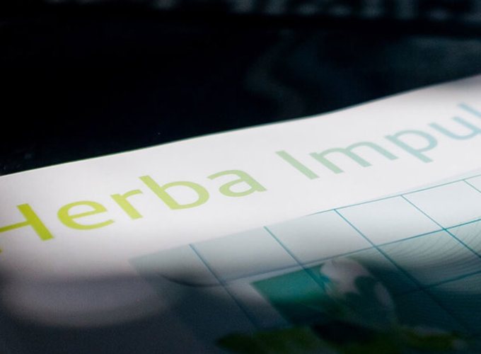 Ausschnitt des Covers des neu gestalteten Magazins von Herba Chemosam
